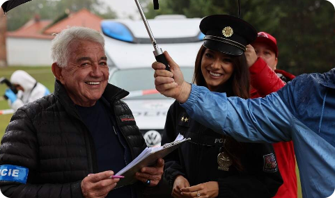 Fotografie Jiřího Krampola stojícím pod deštníkem s policistou ČR v Nymburce