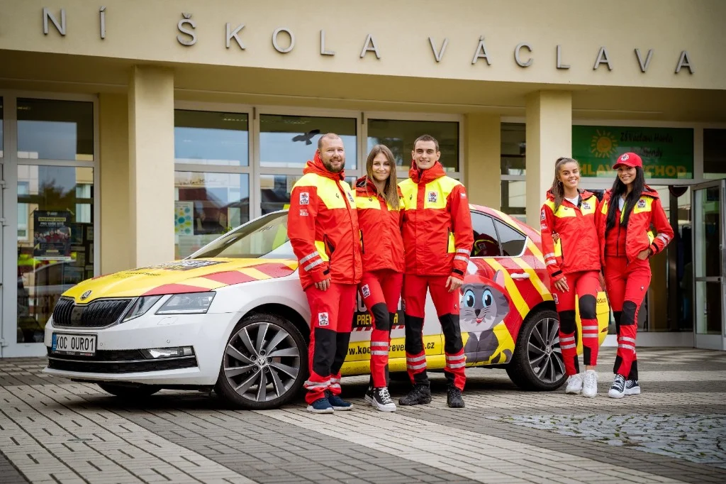 Tým Kocoura Preventisty a vůz před základní školou