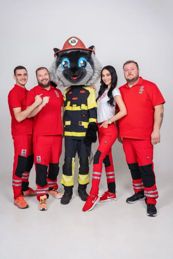Tým Kocoura Preventisty s maskotem v červenožlutých uniformách