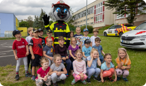 Fotografie maskota Kocoura preventisty a dětí. Ústecký kraj