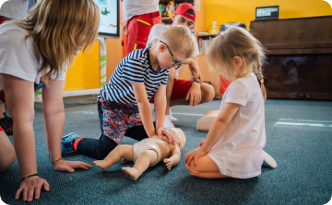 Děti, kteří si zkouší CPR na figuríně miminka